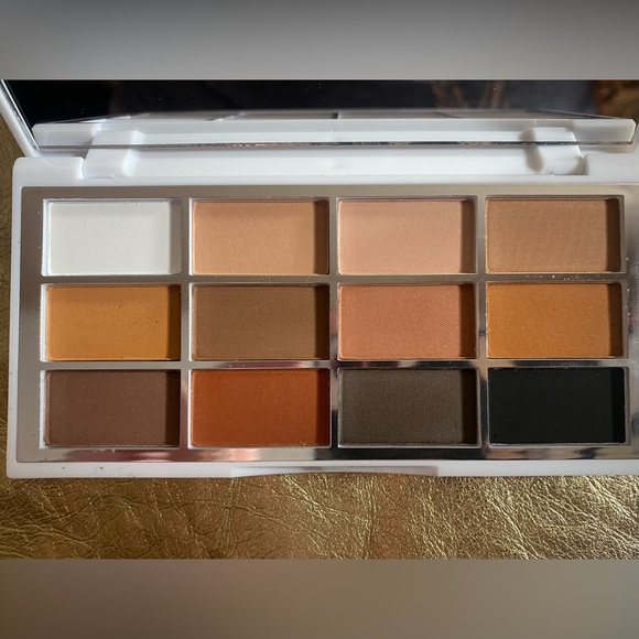 Makeup bundle perfect for gifting. Work wife, secret Santa, stocking stuffers - Picture 4 of 9